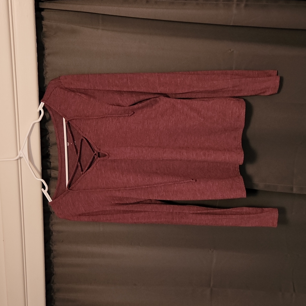 Junior's large, heathered maroon shirt.